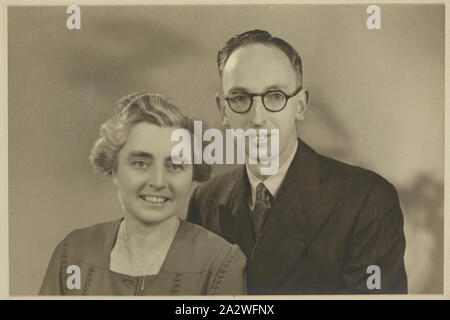 Photographie - George & Gertie Palmer, en Angleterre, vers 1947, Noir et blanc portrait de George et de Gertrude Palmer, prises en Angleterre autour de 1946-1947. Il a été porté à l'Australie par George Palmer lorsqu'il a émigré en Australie depuis l'Angleterre avec sa femme Rita et leurs deux filles, Shirley et Lesley en 1947 Banque D'Images