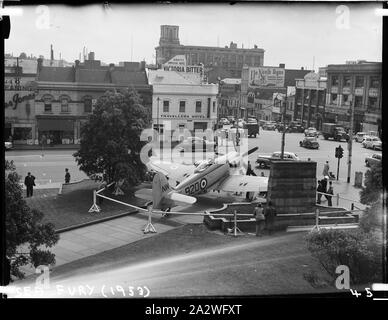 Négatif sur verre - Sea Fury Bombardiers militaires, Musée des Sciences Appliquées de Victoria (Musée des Sciences), Melbourne, 1953, photographie de la Royal Australian Navy Sea Fury de l'aéronef à l'extérieur du Musée de la science appliquée de Victoria, à l'angle de Swanston et Bourke Street, 1953. Le Sea Fury a été prêté par la Royal Australian Navy pour le Jubilé de l'exposition. L'exposition commémore cinquante ans d'aviation, et a été ouvert du 10 décembre 1953 au 17 février 2006 1954 Banque D'Images