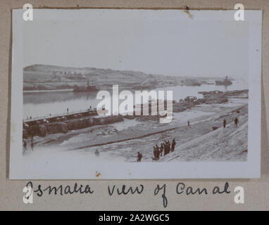 Photographie - 'Ismalia Vue Sur Le Canal", l'Égypte, le capitaine Edward Albert McKenna, la Première Guerre mondiale, 1914-1915, l'une des 139 photos dans un album à partir de la Première Guerre mondiale, susceptibles d'avoir été prise par le capitaine Edward Albert McKenna. Les photos : le 7e Bataillon de la formation dans le Camp Mena, l'Égypte, et des visites. Image représentant le point de vue du Canal de Suez, Egypte Ismaïlia. En fonction de ses journaux de guerre, le 7e bataillon reçoit l'ordre d'aller à Ismaïlia le 2 février 1915 Banque D'Images