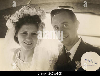 Photographie - James & Eileen Leech Portrait de mariage, Manchester, Angleterre, 1 avril 1949, photo de James et Eileen Leech dans le siège arrière d'une voiture de mariée le jour de leur mariage, Manchester, Angleterre, 1 août 1949. La photographie a été probablement l'un d'un jury ont apporté avec eux lorsqu'ils ont émigré en Australie en 1953, et aussi parmi ceux qu'ils ont ramené en Angleterre lorsqu'ils sont revenus en 1956. James et Eileen Leech et leurs deux ans et demi fille Susan migré Banque D'Images