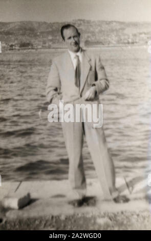 Photographie - James Leech debout sur bord de l'eau, Frankston, vers 1954, Photographie de James Leech debout sur le bord de l'eau, éventuellement à Frankston, Melbourne, vers 1954. James avait émigré avec sa femme et sa fille Eileen Susan Leech à Melbourne depuis l'Angleterre en 1953 et ils sont retournés en Angleterre en 1956. James et Eileen Leech et leurs deux ans et demi fille Susan migré de Manchester, en Angleterre, en novembre 1953 sous l'aide de dix livres Banque D'Images