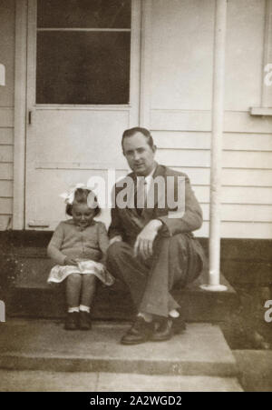 Photographie - James & Susan Leech sur les étapes de leur accueil, Frankston, Melbourne, vers 1954, Photographie de James Leech et sa fille Susan assis sur le dos de leurs étapes accueil à Sandringham, Melbourne, vers 1954. Susan avait émigré avec ses parents Eileen et James Leech à Melbourne depuis l'Angleterre en 1953 et ils sont retournés en Angleterre en 1956. La famille d'abord vécu au 19 rue Nelson Sandringham puis déplacé pour la majorité de leur séjour à Melbourne à 130 Dandenong Road Banque D'Images