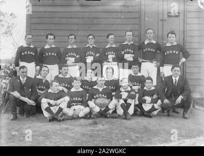 Négatif sur verre, l'équipe de football de Kodak, Abbotsford, Victoria, vers 1914, Noir et blanc, Négatif sur plaque de verre du Kodak Australasia Pty Ltd, l'équipe de football de Abbotsford, vers 1914. Il y a 18 joueurs et deux autres en costumes, qui pose pour le portrait de groupe. collection de produits, du matériel promotionnel, des photographies et des objets de la vie active, lorsque l'usine de fabrication de Melbourne à Coburg Banque D'Images