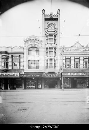 Négatif sur verre, Kodak House Building, Hobart, Tasmanie, vers 1930, en noir et blanc négatif sur verre pleine plaque du Kodak Australasia Pty Ltd Kodak 'House' sur Elizabeth St, Hobart, Tasmanie, vers 1930. Cette vue montre la rue des boutiques voisines et les lignes de tramway sur la rue devant l'hôtel. collection de produits, de matériel publicitaire, photographies et objets de la vie professionnelle, quand Banque D'Images