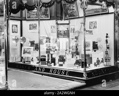 Négatif sur verre, des passants, l'affichage 'gamme' Cine-Kodak, George St, Sydney, 1932 - 1934, Noir et blanc, 1/4 de plaque négatif sur verre de l'affichage à l'attention des passants de Sydney à Kodak 379-381 George Street, vers 1932-1934. La promotion est pour le Cine-Kodak gamme de produits, y compris huit Cine-Kodak Kodascope, caméra et écran de visualisation. Il y a des appareils photo numériques et accessoires tout au long de l'écran avec les multiples signes et le prix des billets tout au long de Banque D'Images