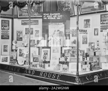 Négatif sur verre, affichage des passants, 'Utiliser votre logiciel Kodak dans la nuit', George St, Sydney, 1932-1934, noir et blanc, 1/4 de plaque négatif sur verre de l'affichage à l'attention des passants de Sydney à Kodak 379-381 George Street, vers 1932-1934. La promotion de cet affichage est super sensible pour Kodak film panchromatique, ou SS Film pour résumer, que Kodak ont été l'adoption de cette nouvelle campagne. L'écran est rempli de portraits et scènes domestiques photographiés de nuit. Slogans : Banque D'Images