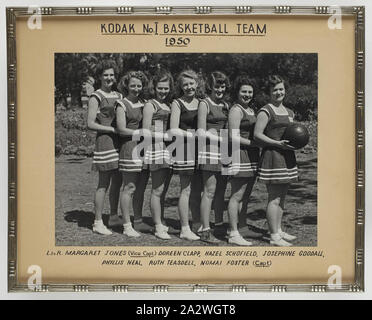 Photographie - Kodak 'n° 1' l'équipe de basket-ball, 1950, encadré, portrait de groupe de l'équipe féminine de basket-ball de Kodak, 1950. Sur la photo, de gauche à droite : Margaret Jones (vice-capitaine), Doreen Clapp, Hazel Schofield, Josephine Goodall, Phyllis/Teasdell Neal, Ruth, Nomai Foster (capitaine). collection de produits, de matériel publicitaire, photographies et objets de la vie professionnelle, quand le Melbourne Banque D'Images