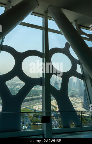 Vue de la ville de Dubai vu à travers l'acier inoxydable de la Dubaï cadre. Banque D'Images