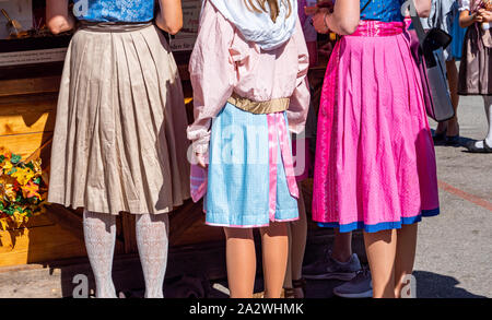 Les jeunes filles en dirndl à la fête Banque D'Images