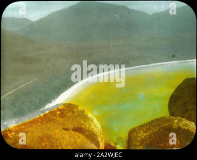 Diapositive - Chasseurs de Cove, Wilsons Promontory, Victoria, date inconnue, image en couleur de chasseurs Cove à Wilsons Promontory, photographié par J.K. Campbell, petit-fils d'A.J. Campbell. C'est l'une des nombreuses diapositives sur verre qui forment l'A.J. Campbell Collection détenus par les musées Victoria Banque D'Images