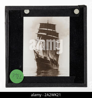 Diapositive - le navire en pleine découverte SY Sail (Guadeloupe), le banc BANZARE Voyage 1, l'Antarctique, 1929-1930, de diapositive sur le navire Découverte de l'Antarctique. L'une des 328 images dans divers formats, y compris des œuvres d'art, des photographies, diapositives et négatifs sur verre Banque D'Images