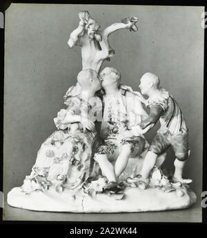 Diapositive - "Deux amoureux et un clown', Victoria & Albert Museum, Londres, 1909-1930, l'un d'une série de quatre-vingt-dix diapositives de lanterne magique contenant des images d'artefacts, d'œuvres d'art, arts décoratifs, intérieurs et les meubles qui semblent appartenir à différentes collections de musée et de galerie dans le Royaume-Uni. Cette diapositive illustre deux amoureux et un clown faites par l'usine de porcelaine de Derby, Derby, England. Cette pièce en céramique fait partie de la collection du Victoria & Albert Museum Banque D'Images