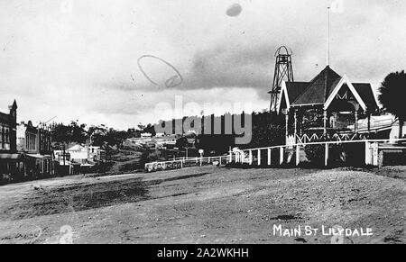 - Négatif Lilydale, Victoria, vers 1925, la rue principale de Lilydale. Il y a un clocher (probablement de la Fire Brigade) en arrière-plan et un stand de la bande sur la droite. La route est descellé Banque D'Images