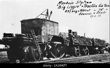 - Négatif Merbein, Victoria, mars 1918, 'Big Lizzie' : le plus grand tracteur fabriqué en Australie avec un hp 60 8 tonne, 215 tr/min moteur monocylindre huile Blackstone. L'unité du tracteur : 34 pi x 11 pi de long, pesant 45 tonnes et capable de transporter une charge utile 10, 750 gallons d'eau de refroidissement Banque D'Images