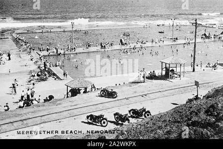 Négatif - Newcastle, Nouvelle-Galles du Sud, vers 1935, la mer fermée ou piscines à Merewether Beach, Newcastle. Beaucoup de gens sont la natation et assis sur le sable. Les motos en stationnement et la ligne de chemin de fer pour une mine de charbon à Glenrock Lagoon peut être vu dans l'avant-plan Banque D'Images