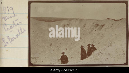 Photographie - Cratère de mine, la Boisselle, Somme, France, le Sergent John Lord, la Première Guerre mondiale, 1917, l'un des 185 photographies en noir et blanc dans un album, prises en France pendant la Première Guerre mondiale par le Sergent John Lord. Certaines pages sont vierges. Les photos dans l'album dépeignent les camps militaires, des hôpitaux, des tranchées, des réservoirs, des paysages, des cimetières et des charniers et des groupes de posés les soldats australiens. Le seigneur des lieux mentionne dans son sous-titrage est La Boiselle, Quarry Siding, Pozieres, Albert, Bapaume Banque D'Images