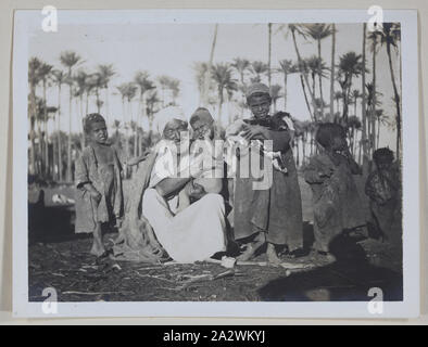 Photo - Groupe d'Autochtones, l'Égypte, le capitaine Edward Albert McKenna, la Première Guerre mondiale, 1914-1915, l'une des 139 photos dans un album à partir de la Première Guerre mondiale, susceptibles d'avoir été prise par le capitaine Edward Albert McKenna. Les photos : le 7e Bataillon de la formation dans le Camp Mena, l'Égypte, et des visites. Image représentant un vieux mâle égyptien entouré par un groupe de jeunes enfants Banque D'Images