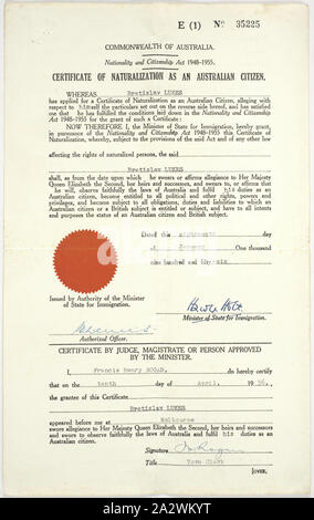 Certificat de naturalisation - délivrée à Břetislav Lukes, Commonwealth d'Australie, 18 janvier 1956, certificat de naturalisation délivré par le Commonwealth d'Australie à Břetislav Lukes le 18 janvier 1956. Né le 12 janvier 1922 à Busset en Tchécoslovaquie, Břetislav prétend avoir travaillé pour les Allemands durant la guerre avion Junkers en usine. Il a émigré en Australie en 1950 après avoir passé du temps dans un camp IRO suivant la Seconde Guerre mondiale. Envoyé à Bonegilla à l'arrivée Banque D'Images