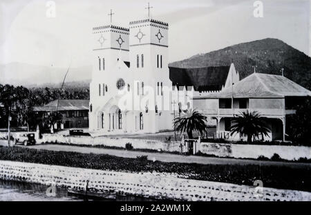 Diapositive - Cathédrale Catholique et Presbytère, Apia, Samoa, vers 1930, diapositive illustrant la cathédrale catholique (église) et le presbytère à Apia (Samoa). Partie d'une collection de 55 diapositives photographiques billet d'images prises dans les îles du Pacifique, probablement à la fin des années 1930 Banque D'Images