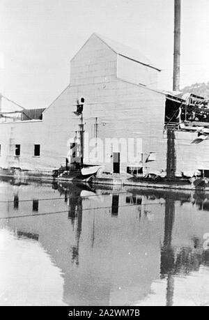 L'extraction de l'or - Négatif, drague Omeo District, Victoria, 1939, une drague minière Banque D'Images