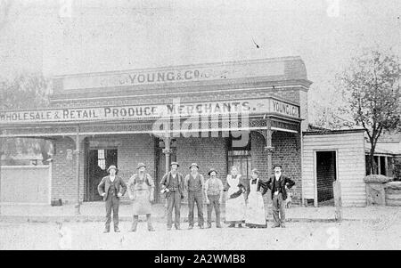 - Négatif et personnel à l'extérieur de la famille Young & Company, Ballarat East, Victoria, vers 1870, la famille et le personnel à l'extérieur de Young & Company, marchands de gros et détail de produire le magasin dispose maintenant d'une véranda fer dentelles Banque D'Images