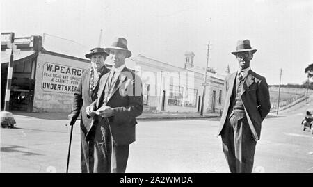 Négatif - Deux hommes et une femme, à l'extérieur de W. Pearce, pompes funèbres, Mount Gambier, Australie du Sud, 1930, deux hommes et une femme dans la rue. W. Pearce, pompes funèbres Mise en place à l'arrière-plan Banque D'Images