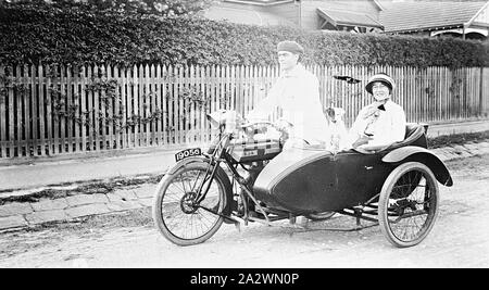 Négatif - homme, femme et chien sur une moto BSA & Sidecar, Hawthorn, Victoria, 1920, un homme et une femme sur une moto BSA et side-car. Un chien est assis en face de la femme dans le side-car Banque D'Images