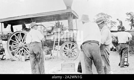 Négatif - les hommes avec un moteur de traction à vapeur, Moyston-cumming, Victoria, vers 1925, les hommes avec un moteur de traction à vapeur Fowler Banque D'Images