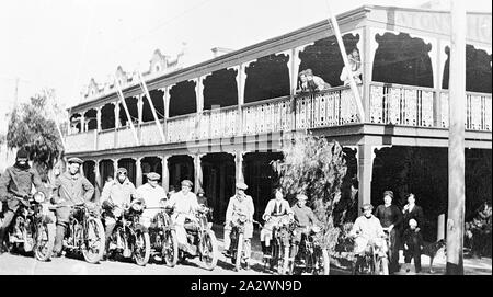 Négatif - Membres du Moto Club de Newcastle à l'extérieur de l'hôtel Eaton, Corlette, Nouvelle Galles du Sud, vers 1918, les membres de l'Automobile Club de Newcastle à l'extérieur du Cycle d'Eaton Hotel à Corlette Banque D'Images