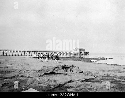 Négatif - Groupe d'hommes à marcher en direction de l'embarcadère, Point Lonsdale, Victoria, Jan 1917, un groupe d'hommes en maillot à marcher en direction de la jetée de Point Lonsdale. Ils semblent être marchant à l'étape et peut être des sauveteurs Banque D'Images