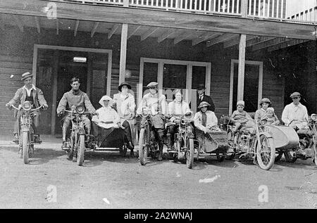 Négatif - Membres du Moto Club de Newcastle , Corlette, Nouvelle Galles du Sud, vers 1915, les membres de l'Automobile Club de Newcastle Cycle alignés (à l'extérieur d'un hôtel ?). Le cycle moteur & side-car, la deuxième à partir de la droite est une Harley Davidson Banque D'Images