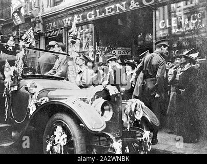 Négatif - foule entourant la voiture décorée pour la fête de l'Australie, Melbourne, Victoria, 26 Jan 1916 Les célébrations de la journée, l'Australie à Melbourne. Il y a une voiture décorée à l'avant-plan et des soldats parmi la foule. La boutique de W.H.Glen est dans l'arrière-plan Banque D'Images