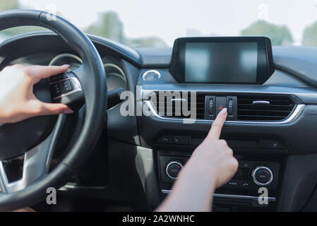 Close-up, femme main appuie sur le bouton d'arrêt d'urgence, alarme accident sur route, danger et un avertissement d'automobilistes sur l'autoroute pendant un voyage, d'urgence Banque D'Images