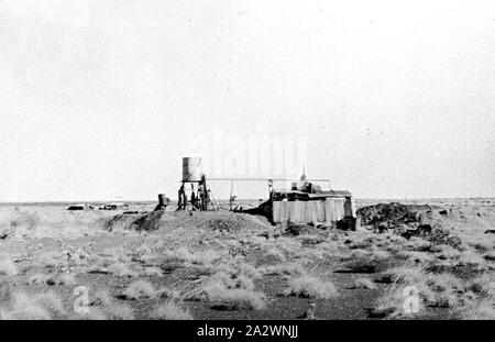 - Négatif, Tanami Territoire du Nord, 1937, une mine dans le désert de Tanami. Il y a des bâtiments et un réservoir d'eau Banque D'Images