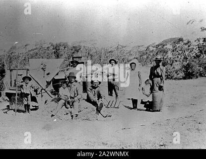 - Négatif Hopetoun, Victoria, vers 1890, un groupe de travailleurs et les enfants se reposer pendant le nettoyage du blé à la main winnow Banque D'Images