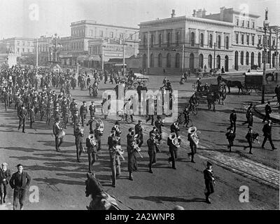 Scouts marins - négatif dans l'affaire Ballarat, en route pour Melbourne, Victoria, vers 1912, les scouts de la mer marche dans une intersection centrale dans l'affaire Ballarat sur leur chemin à Melbourne. Et deux bâtiments en brique de trois étages bordent les rues et l'édifice de la banque ANZ est au coin à l'arrière-plan. Voyage itinérant en de nombreux véhicules, de gens sur les bicyclettes et les piétons sont dans l'animation de la scène, de nombreux accompagnant la marche des garçons. Une fanfare conduit le tram train sur Mars ou lignes placé Banque D'Images