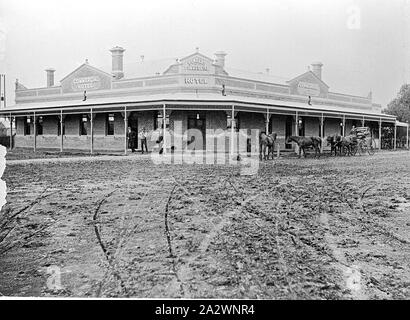 Négatif - Collines de moutons, Victoria, vers 1920, Powell's Commercial Hotel avec un cheval et un chariot établis à l'extérieur Banque D'Images