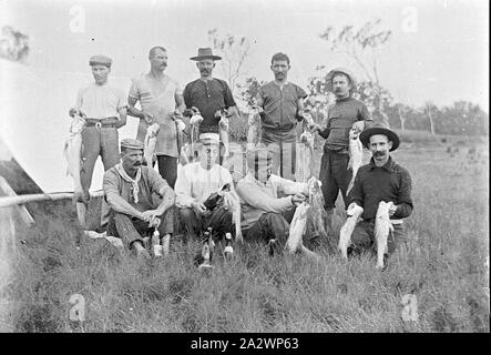 Négatif - Mount Morgan, Queensland, vers 1910, un groupe d'hommes s'afficher leurs prises de poissons Banque D'Images