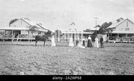 Négatif - Mount Morgan, Queensland, 1910, huit personnes, tenant un cheval, en face de l'Hôpital Mt Morgan. Trois des femmes sont en uniformes d'infirmières Banque D'Images