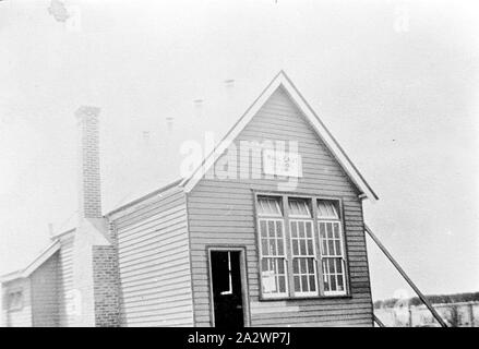 Négatif - Wail East, Victoria, vers 1920, l'École d'état de l'est aucun gémissement 3987. C'est un petit bâtiment en bois avec une cheminée sur le côté Banque D'Images