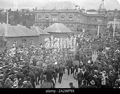 Négatif - Launceston, Tasmania, post 1900, les troupes du 1er contingent sud-africain paradant à Launceston à leur retour de la guerre des Boers. Albert Hall est à l'arrière-plan. Ligne de foules les rues de chaque côté Banque D'Images