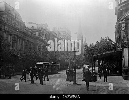 Négatif - Melbourne, Victoria, vers 1900, à l'est le long de la rue Collins à partir de l'angle de la rue Swanston. Le Melbourne Town Hall se trouve sur la gauche et un câble est tramway voyageant le long de Collins Street. Bradshaws, opticiens est à droite et les flèches de l'Église et de l'écossais de l'Église presbytérienne Banque D'Images