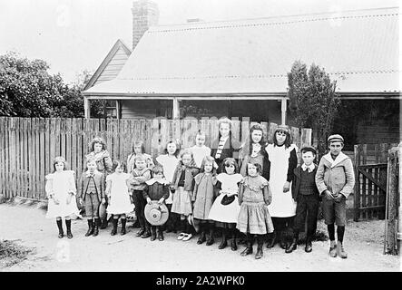 Négatif - Les élèves de l'école Victoria, point d'Or, fin du xixe siècle, la photographie identifiés comme élèves de l'école Victoria, point d'or, vers 1865. Cependant, les vêtements des enfants suggère une date de fin du 19e siècle, et le Golden Point State School a ouvert ses portes en 1875. Le jour d'ouverture 920 élèves étaient inscrits, bien qu'il ait été conçu pour 500. Il a fourni des cours du soir pour les jeunes hommes. En 1993, la fusion avec St Eureka et Richards St pour former l'État canadien Banque D'Images