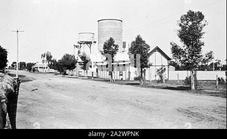 Négatif - Sea Lake, Victoria, vers 1920, château d'eau, bâtiments et silo Banque D'Images