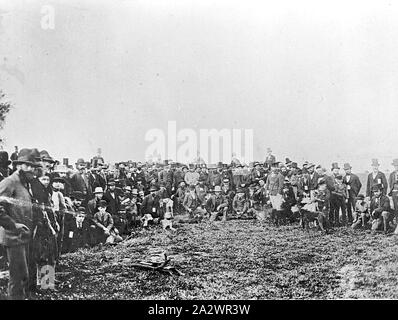 - Négatif Rupanyup, Victoria, vers 1890, un grand groupe, la plupart des hommes, dans un cadre rural Banque D'Images