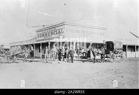 Négatif - Victoria, vers 1890, un groupe d'hommes à l'extérieur de l'hôtel. commerciale Jessel Il y a un cheval et panier sur la gauche et d'un van à cheval sur le droit Banque D'Images