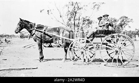 Négatif - Manangatang, Victoria, vers 1930, deux hommes en buggy Banque D'Images