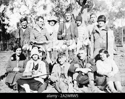 La chasse au lapin négatif - Portrait de groupe, Seymour, Victoria, 1931, un groupe avec des armes à feu, la peau de renard et le lapin. Rangée arrière : Arthur Malham, Ern Hull, Lis Robinson, Ern Robinson, pas connu. Rangée avant : Dolly Malham sur le côté gauche, et Bill Woods qui est la deuxième à partir de la droite. Les autres sont inconnus. Renseignements fournis gracieusement par Ern le petit-fils de Robinson en novembre 2011 : Ern (Ernest) a été mon grand-père qui est décédé en 1971. Lis (Elizabeth) était l'une de ses nombreuses sœurs Banque D'Images