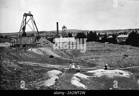 - Négatif à la mine Quarry Hill, Bendigo, Victoria, 1907, les enfants de marcher le long d'un chemin en face du Jardin Gully Mine. Bendigo est dans l'arrière-plan Banque D'Images