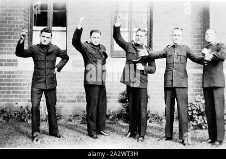 Négatif - Bendigo, Victoria, vers 1935, cinq membres de l'Armée du Salut. L'homme au milieu tient un livre (une bible ?) et a son bras droit levé. L'homme à gauche est orientée vers le haut, le prochain homme nous tend un poing serré. Le deuxième homme de la droite a les bras se propager tandis que l'homme sur la droite semble avoir ses mains ensemble. Ils sont, sans doute, d'afficher les styles de prédication Banque D'Images